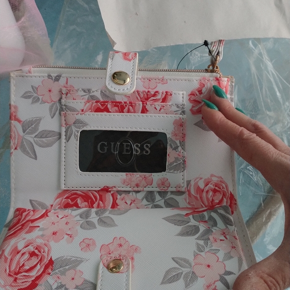 Guess - Picture 5 of 8